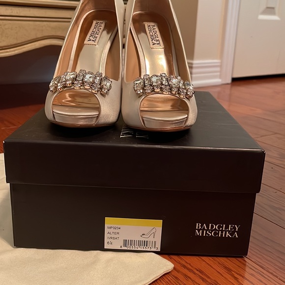 Badgley Mischa Alter Women’s Dress Pumps - Ivory Satin 6.5M EUC - Picture 8 of 8